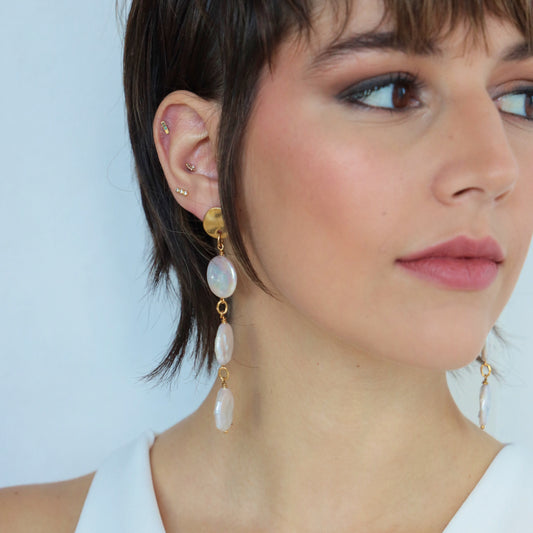 INO FRESHWATER COIN PEARL EARRINGS AND GOLD ROUND EARRING POST