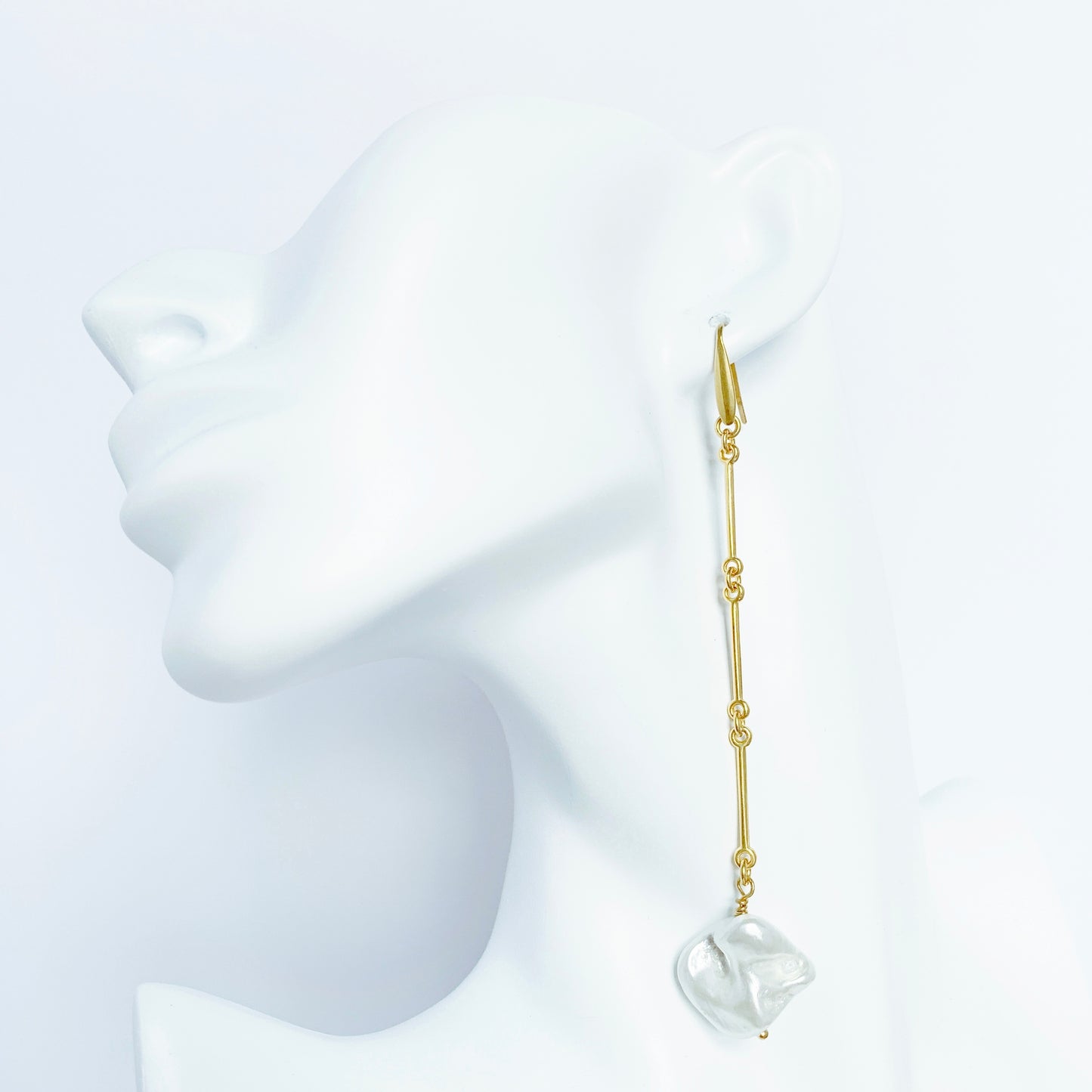 OCEANUS LONG EARRINGS WITH BAROQUE FRESHWATER PEARL