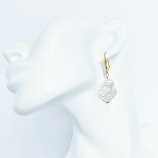 OCEANUS SHORT EARRINGS WITH BAROQUE FRESHWATER PEARL