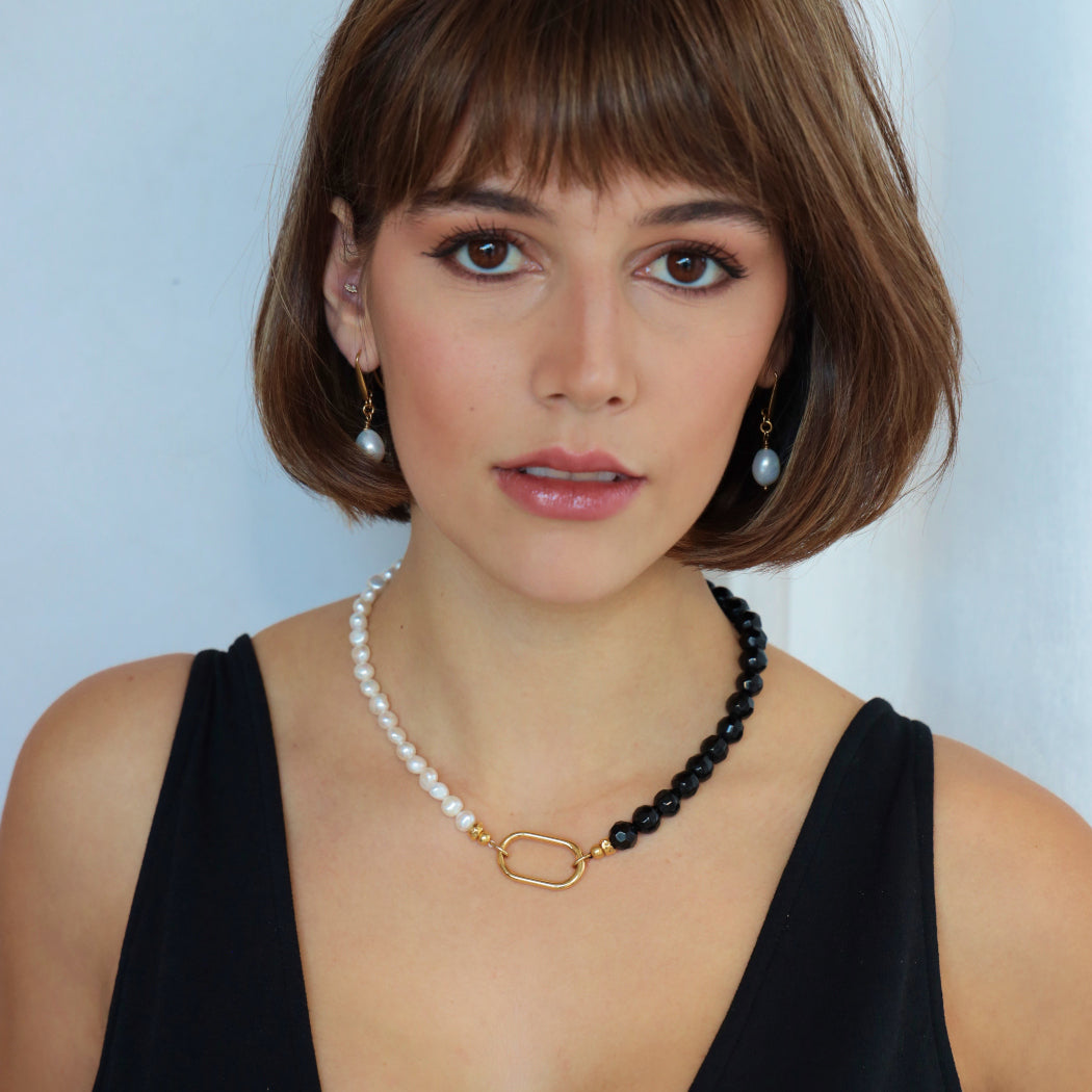 PANORMOS NECKLACE WITH FRESHWATER PEARLS AND BLACK AUSTRIAN CRYSTALS