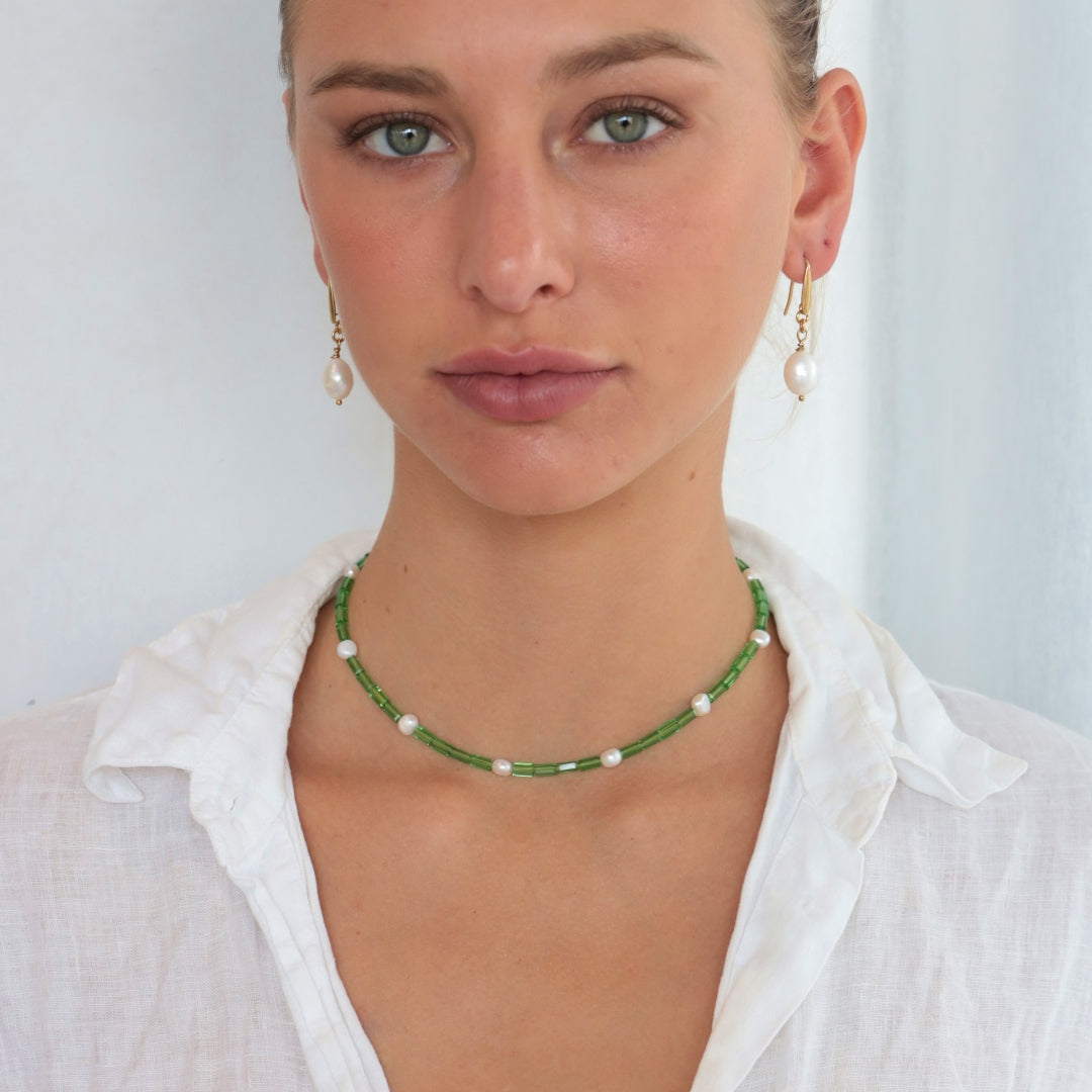 SIKINO NECKLACE EMERALD GREEN AUSTRIAN CRYSTALS AND BAROQUE FRESHWATER PEARLS