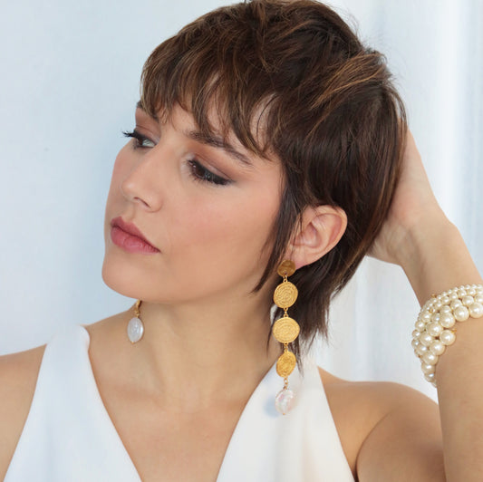 VERINA GOLD DISC EARRINGS WITH FRESHWATER COIN PEARL