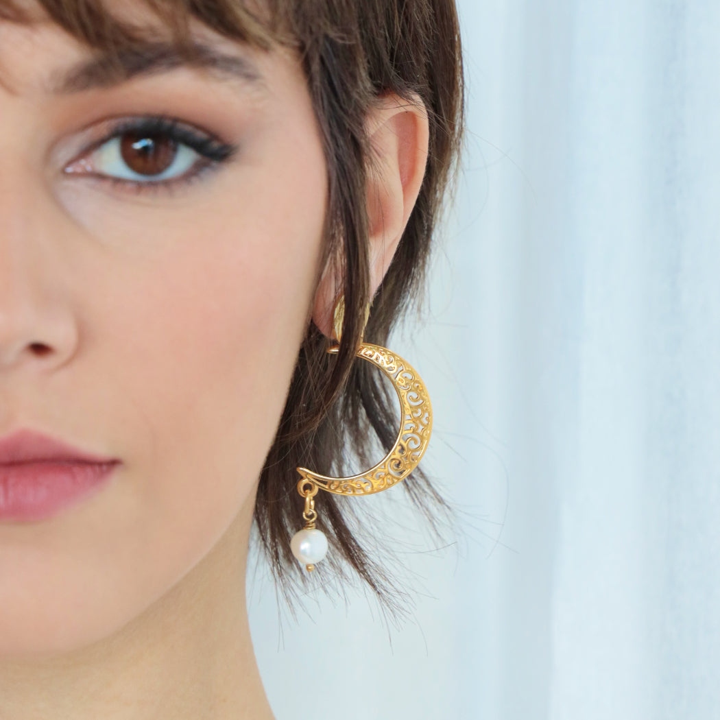 ZENONIS GOLD MOON SHAPED EARRINGS WITH FRESHWATER PEARLS