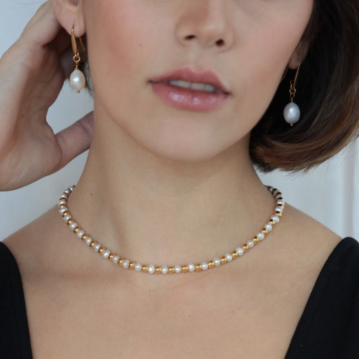 SABINA NECKLACE WITH FRESHWATER PEARLS AND 24K GOLD PLATED METAL BEADS