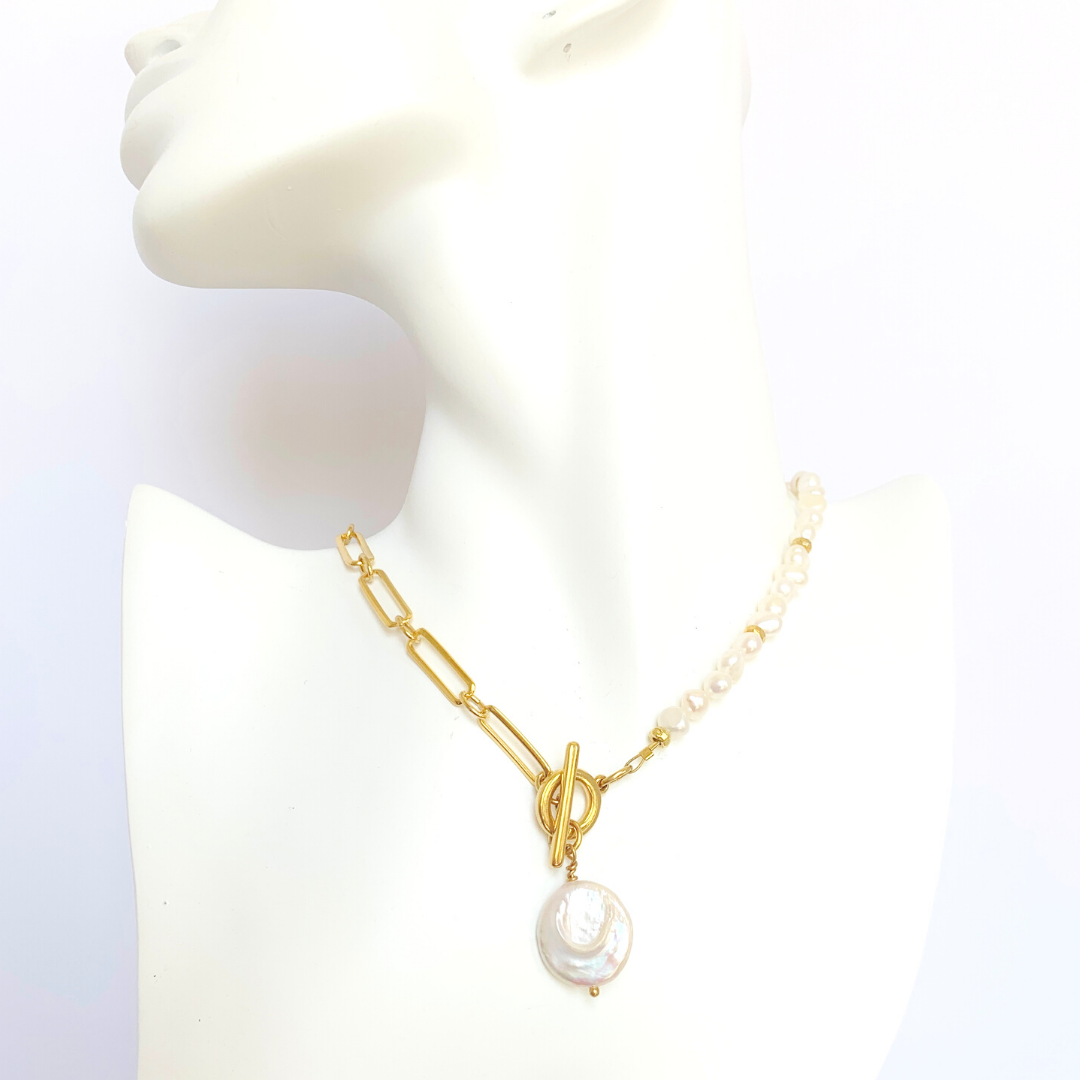 YANG HALF NECKLACE WITH FRESHWATER PEARLS AND FRESHWATER COIN PEARL